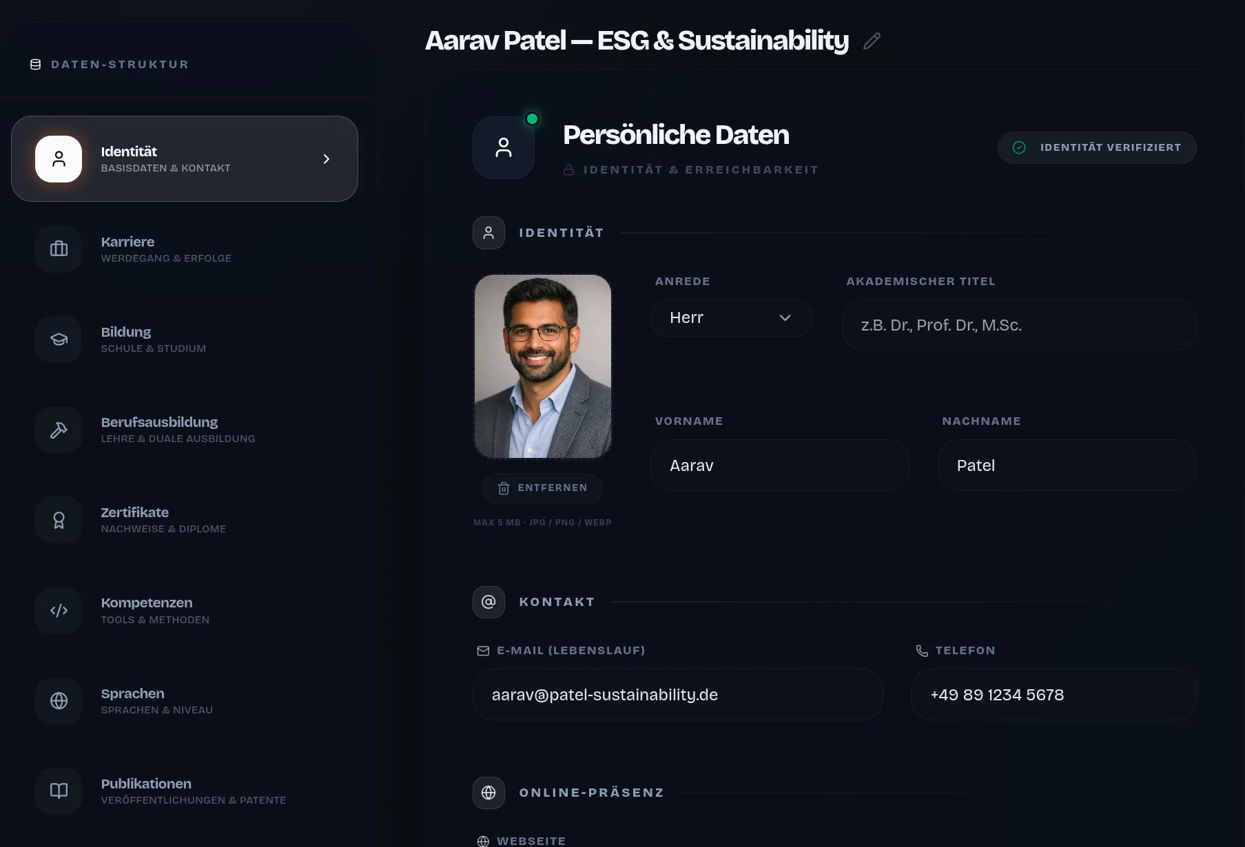 Profil-Editor von JACVault: Sektions-Sidebar (Identität, Karriere, Bildung, Kompetenzen) und die Karte „Persönliche Daten“ von Aarav Patel mit Foto, Anrede, Vor- und Nachname sowie Kontaktdaten.