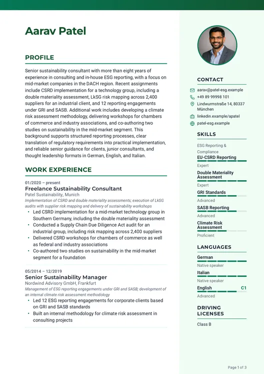 Optimized CV with a short profile at the top, a green accent bar and a photo in the sidebar