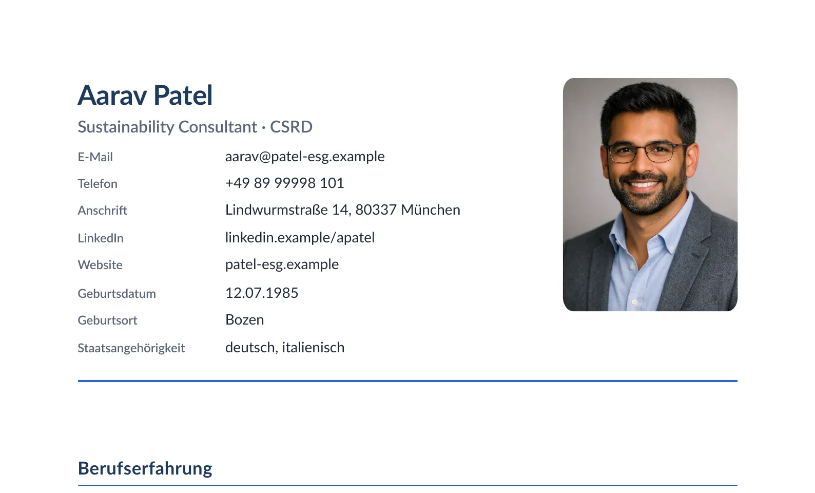 Kopfbereich eines mit JACVault gerenderten Lebenslaufs in deutscher Fassung: Name und Berufsbezeichnung links, darunter die persönlichen Daten in zwei Spalten mit den Feldnamen E-Mail, Telefon, Anschrift, LinkedIn, Website, Geburtsdatum, Geburtsort und Staatsangehörigkeit, rechts oben das Bewerbungsfoto, darunter die Überschrift Berufserfahrung
